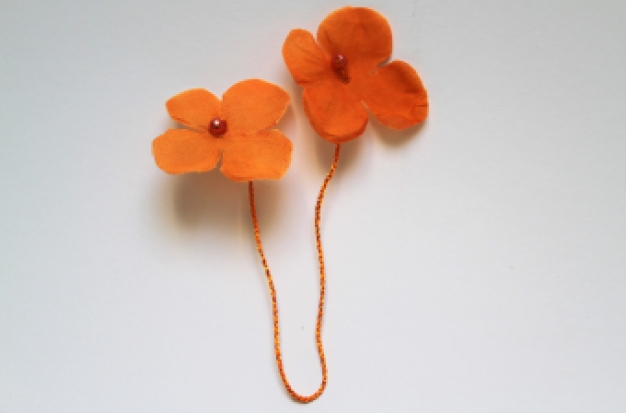 Bloem op draad oranje 