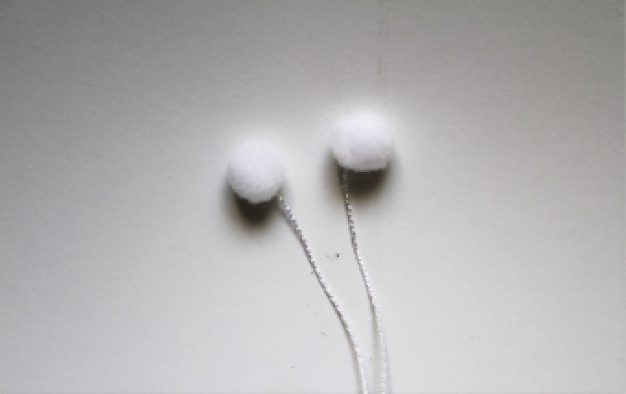 Pompom op draad wit